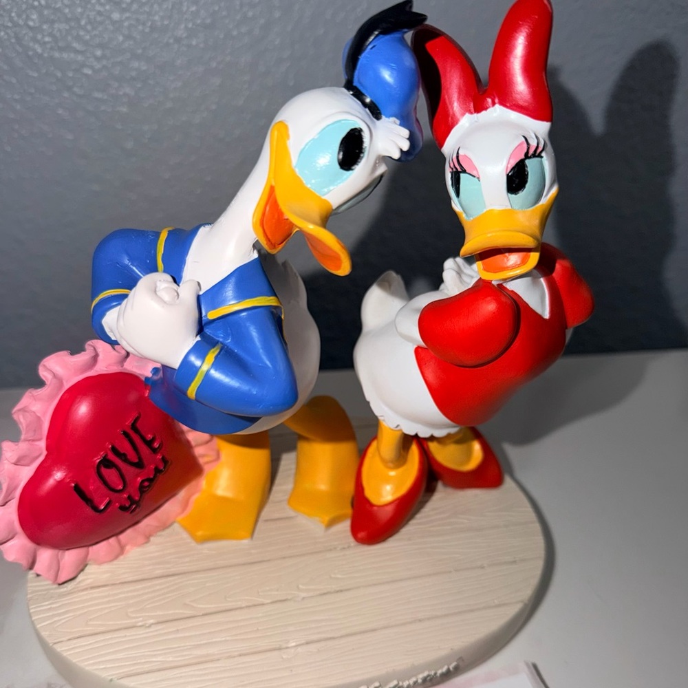 Donald and Daisy Duck Valentines Day Love Figurine